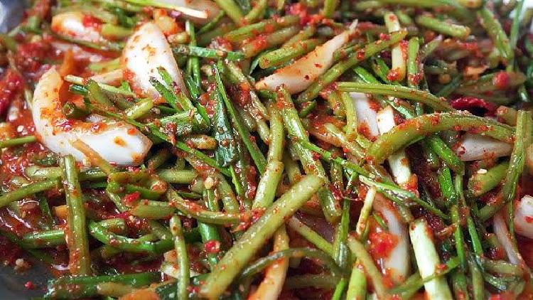 고구마줄기김치 만들기, 껍질 벗기기부터 아삭한 맛까지! 이거 몰랐다면 손해